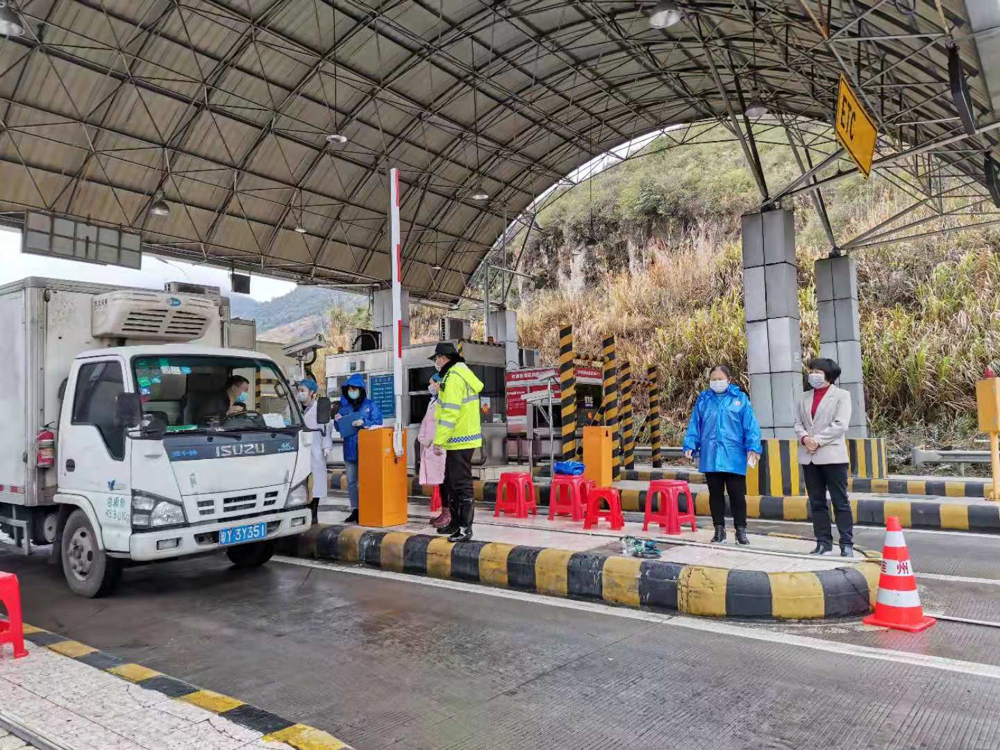 水足塘檢查站：值守人員對過往車輛、人員進(jìn)行排查