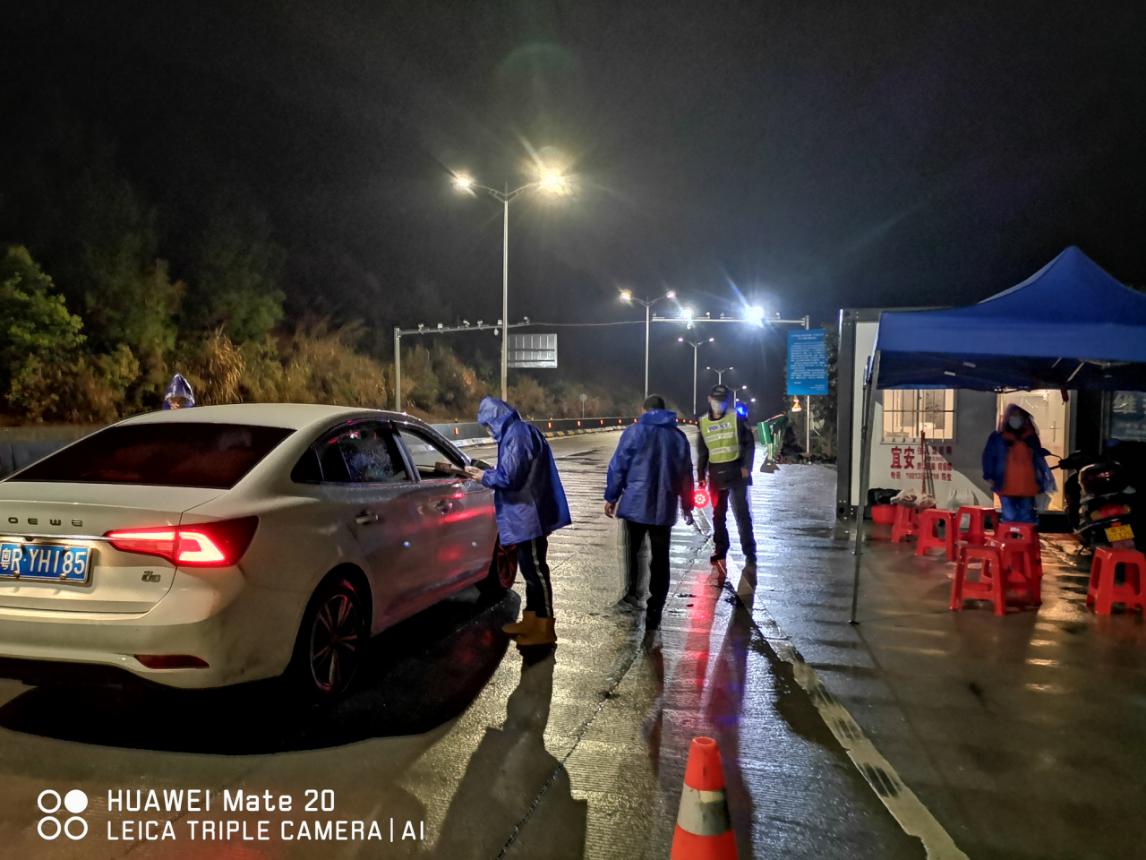 值守人員對過往車輛、人員進(jìn)行排查