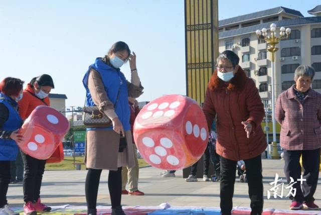 交通安全飛行棋游戲區(qū)。張曉欣 攝