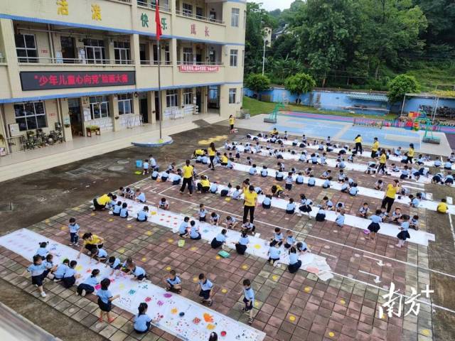 九陂鎮(zhèn)中心幼兒園開展“少年兒童心向黨”主題繪畫大賽。