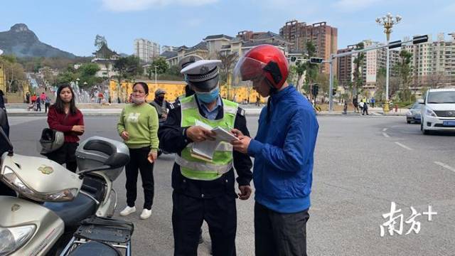 1日，連州交警上路展開專項整治。