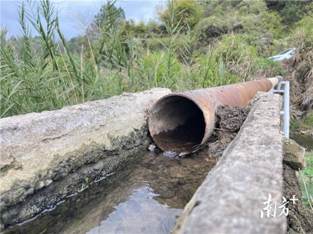 連接兩岸的跨河水渠。